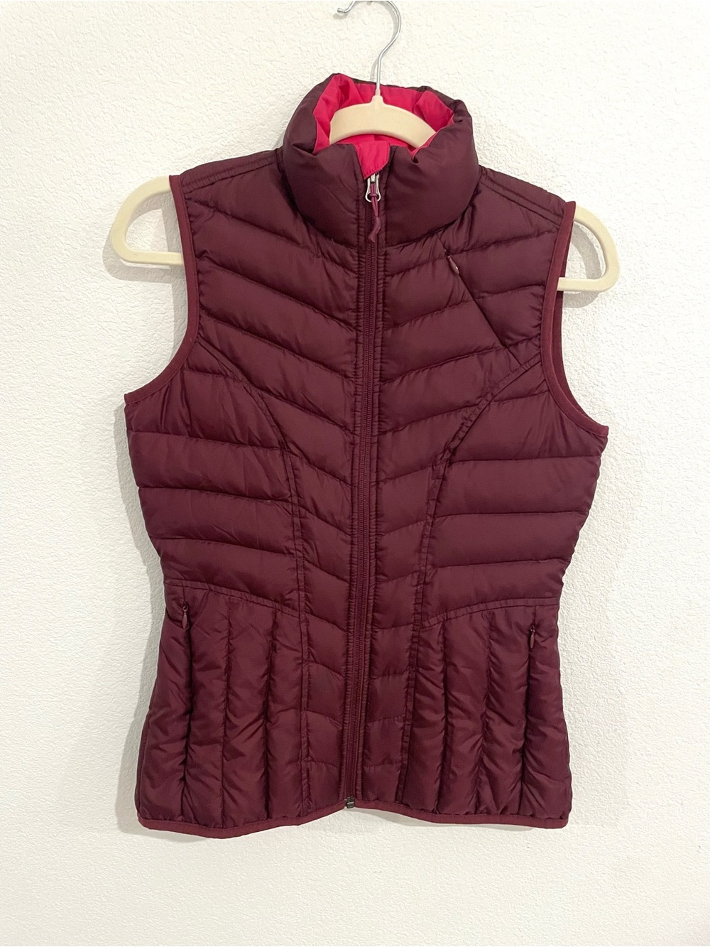 Athleta Quilted Sleeveless Puffer Vest Deep Burgundy with Pink Lining